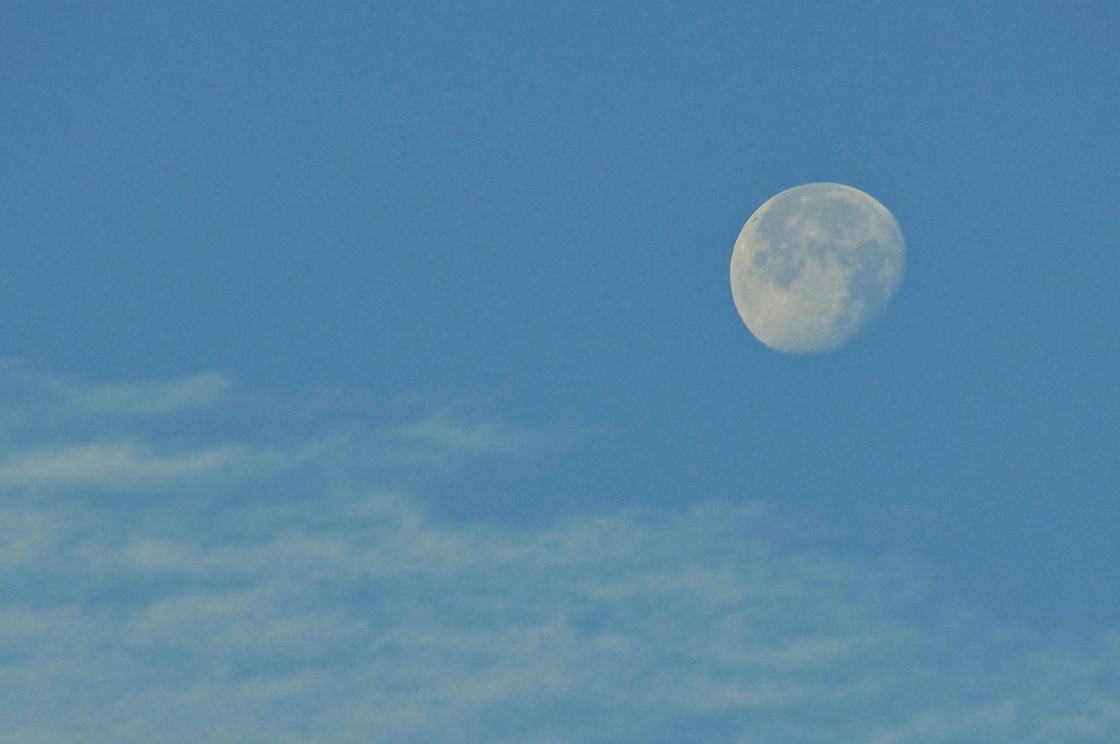 Луна днем. Голубая Луна. Голубая Луна фото. Нежно голубая Луна фото. 1 2 лунные сутки