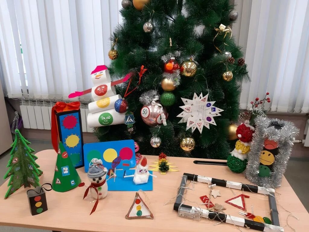 игрушка безопасный новый год. новогодняя игрушка в стиле пдд. дорожный знак на новогодней елке. новогодняя игрушка на тему пдд. игрушка на елку пдд своими руками.