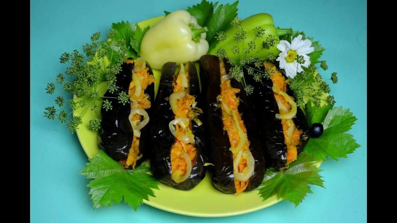 Фаршированные баклажаны морковью и чесноком зеленью. Квашеные баклажаны фаршированные морковью и чесноком и зеленью. квашеные рулетики из баклажанов. баклажаны фаршированные в ресторане. фаршированные баклажаны подача.