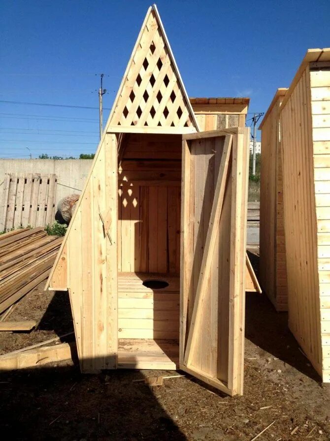 Уличный туалет своими руками из дерева. Туалет Теремок. Туалет для дачи. Уличный туалет для дачи. Туалет дачный деревянный.