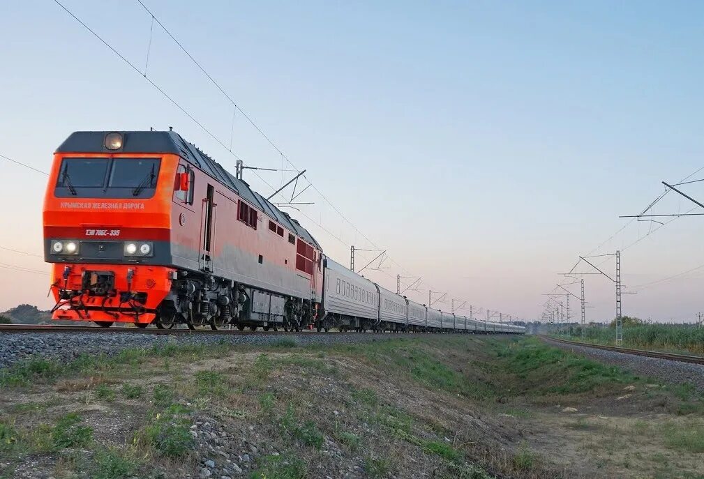 Двухэтажный поезд таврида. Тэп70 тепловоз. Москва севастополь поезд на ржд. Поезд таврия севастополь. Поезд москва симферополь гранд сервис экспресс.