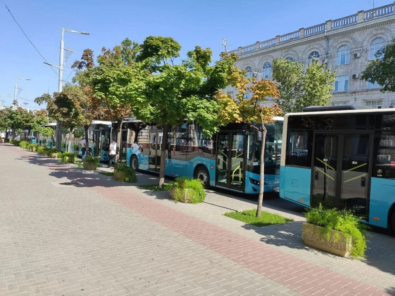Dar pentru moldova. Общественный транспорт в Молдове. Молдавские автобусы. Транспорт Молдавии. Улица Куза Водэ Кишинев остановки.