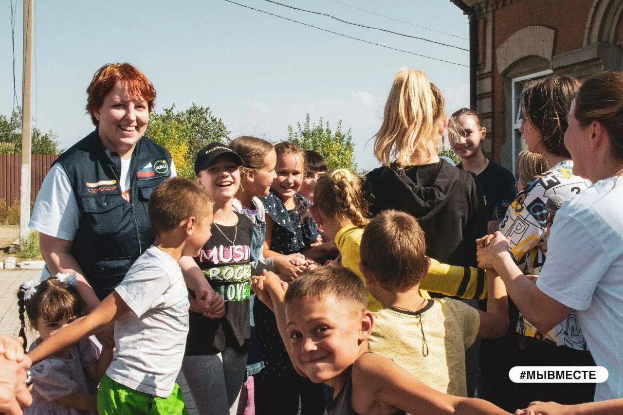 Волонтеры помогают. Волонтеры в Мариуполе фото. Поддержка добровольцев. Волонтеры в мариуполе