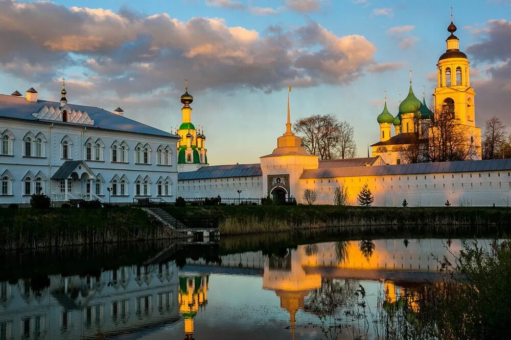 Троице-сергиева лавра сергиев посад. Киево-печерский монастырь. Свято-троицкая сергиева лавра в сергиевом посаде. Известные лавры. Троице-сергиева лавра 1337 год сергиев посад.