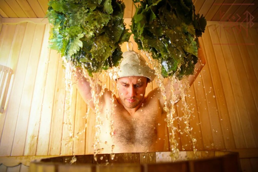 парение в бане. хорошего парения. веник для бани. мужчины в бане. русская банька.