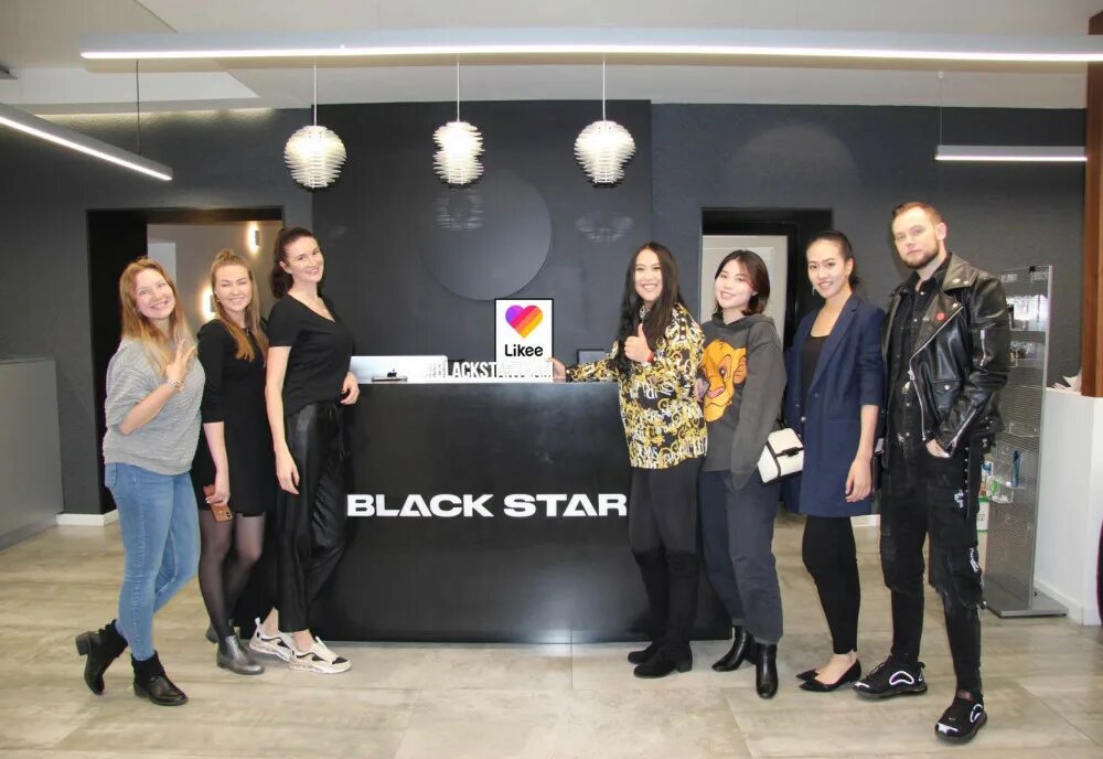 Офис блэк стар. Студия звукозаписи блэк стар в москве. Black star студия. Профильные светильники в интерьере дома. Офис black star в москве.