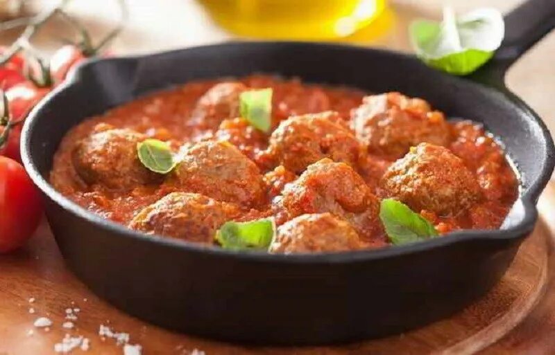 тефтели на ужин. тефтельки в томатном соусе. тефтели в панировочных сухарях. тефтели из куриного фарша с подливкой. тефтели на ужин.