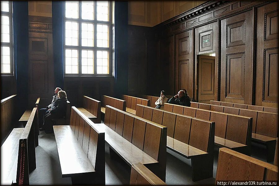 Дворец правосудия нюрнберг зал 600. Дворец правосудия нюрнберг зал 600. Дворец юстиции в нюрнберге. Зал 600 нюрнбергского дворца юстиции. Дворец правосудия нюрнберг 1945.