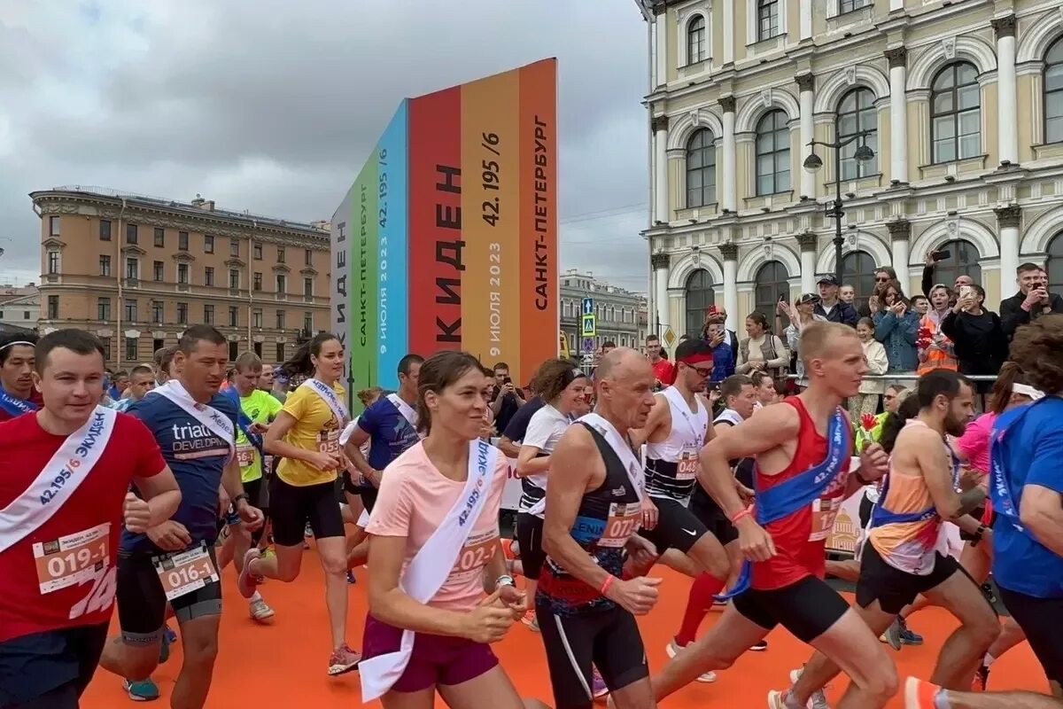 Спорт забег. Соревнования по бегу. Невский проспект в 2000х. Петербург 9 июля. Регион питер спб автомобиль дождь.