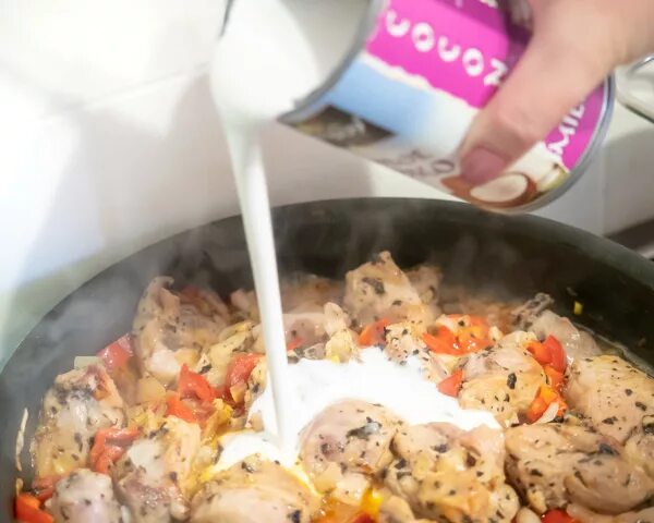 индейка карри с кокосовым молоком по-тайски. индейка в кокосовом молоке с карри. индейка в кокосовом молоке с карри. киноа с индейкой и овощами. индейка с кокосовым молоком.