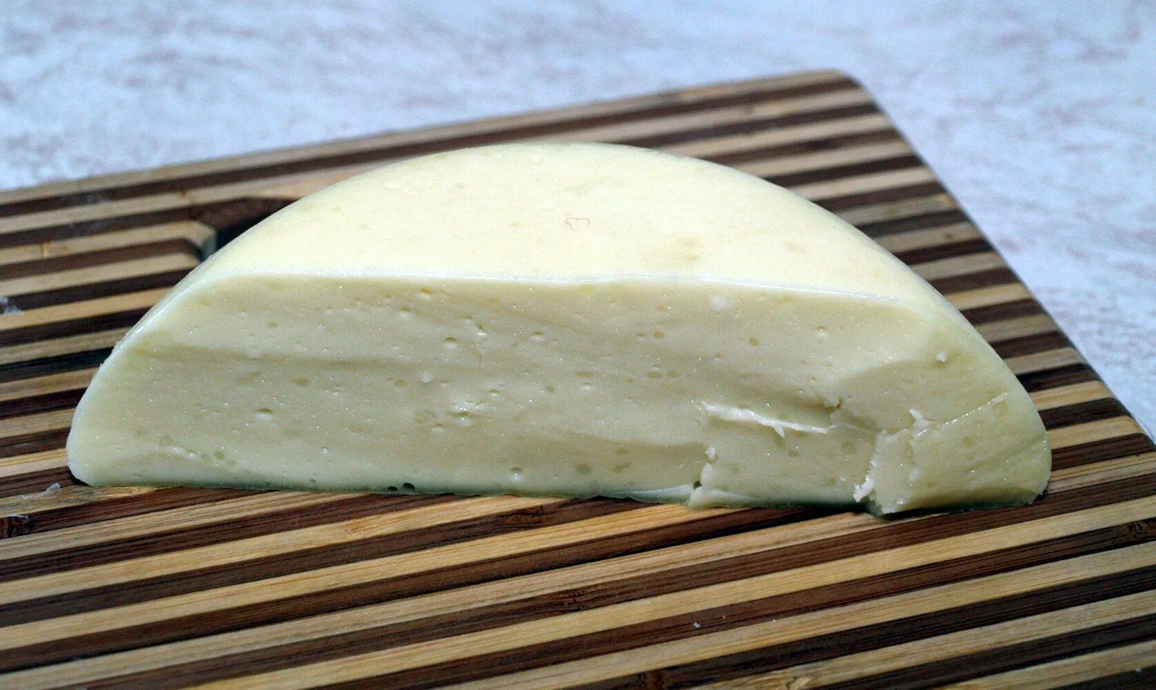 Сделать домашний сыр из творога рецепт. Сыр из козьего творога. Плавленный сыр из творога. Плавленный сыр из козьего творога. Плавленый сыр из козьего творога.