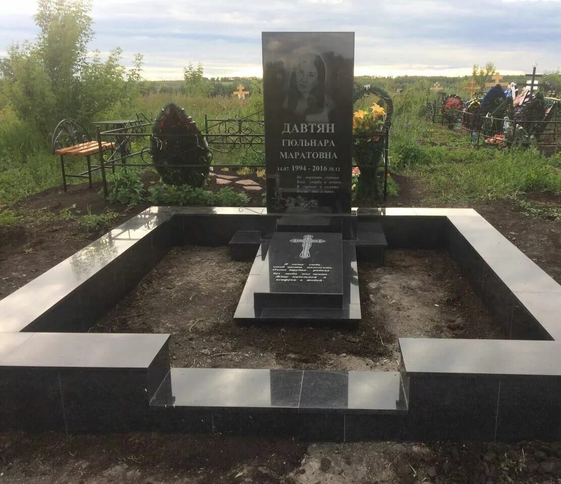 Памятники из мрамора. Витрина памятников. Изготовление памятников краснодар. Ритуальные услуги памятники. Памятник гранитный 80 40.