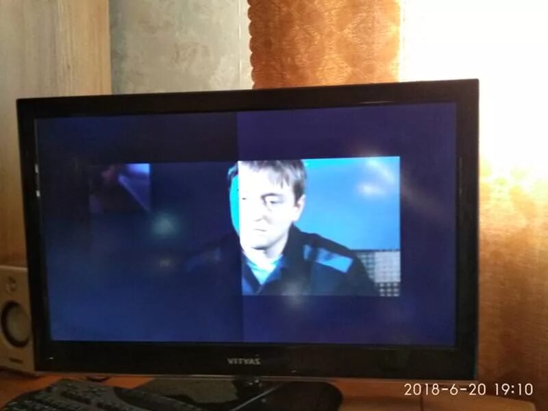 Toshiba 32av933g двоится экран. Телевизор показывает на пол экрана. Экран телевизора lg. Телевизор половина экрана. Неисправность матрицы телевизора.