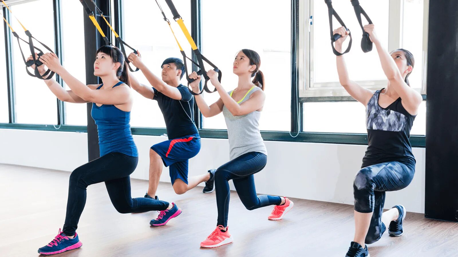 A training exercise. Trx (total body resistance exercise). trx тренировка. занятия в спортзале. trx групповые занятия.