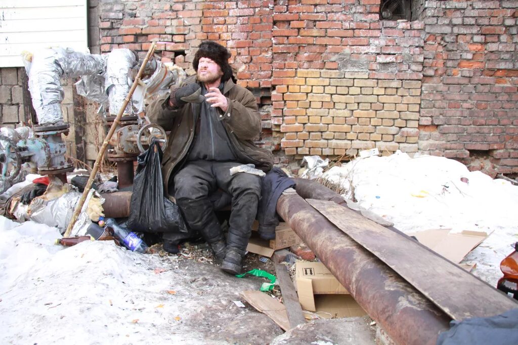 Питерская блогерша с бомжами. Алкоголики на теплотрассе.