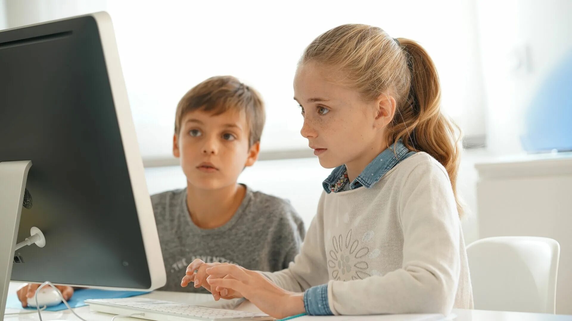 Ребенок за компьютером. Компьютер для школьника. Ученик за компьютером. Школьник в интернете. Интернет урок дети