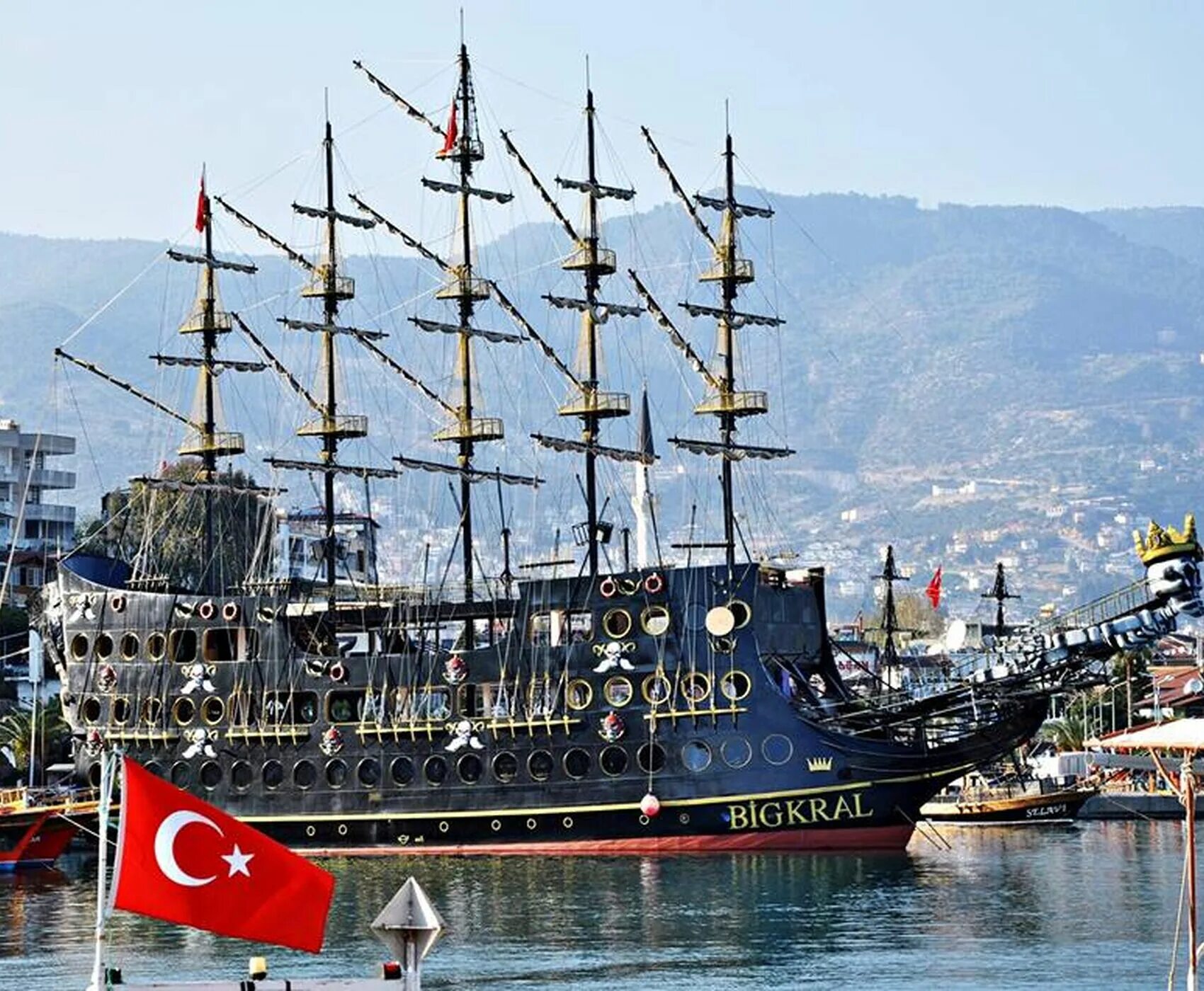 Big Kral Алания. Пиратский корабль big Kral в Алании”. Корабль Барбосса Алания. Пиратский корабль в Турции экскурсии 2023 Алания.