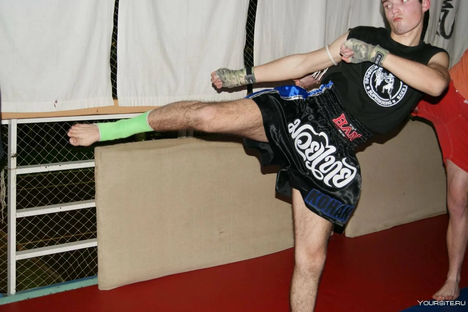 Мидл кик в тайском. Мидл кик. Муай тай мидл кик. Муай тай мидл кик. Муай тай мидл кик.