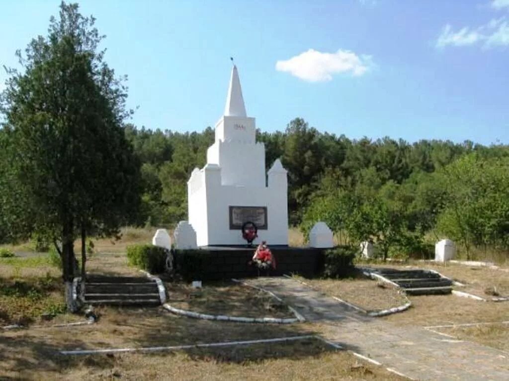 Фруктовое севастополь. Памятник воинам 315-й Мелитопольской Стрелковой дивизии. Братское кладбище воинов 315-й Стрелковой дивизии Севастополь. Братское кладбище воинов 315 Стрелковой дивизии фруктовое. Памятник 315 Стрелковой дивизии Севастополь.