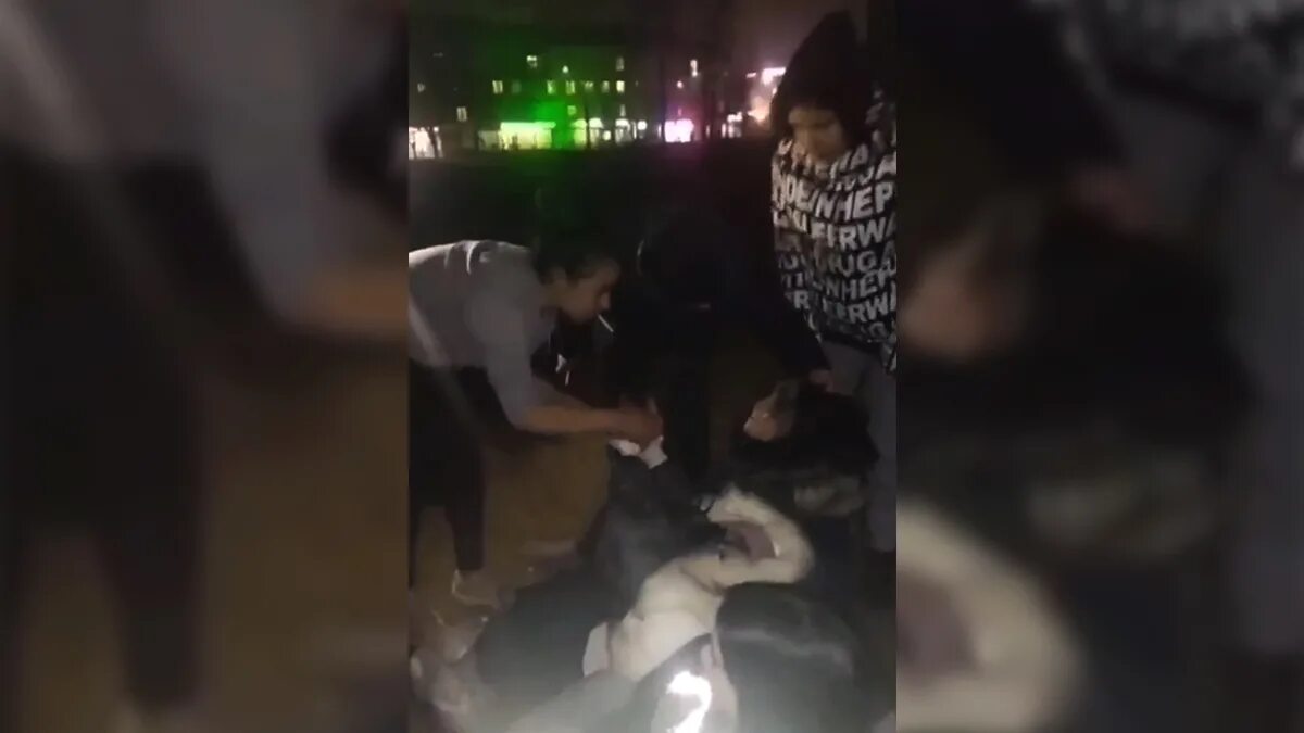 Обратиться в полицию. Обращение в полицию. Девушка арестовывает парня. Школьница избила парня. Обратиться в полицию.