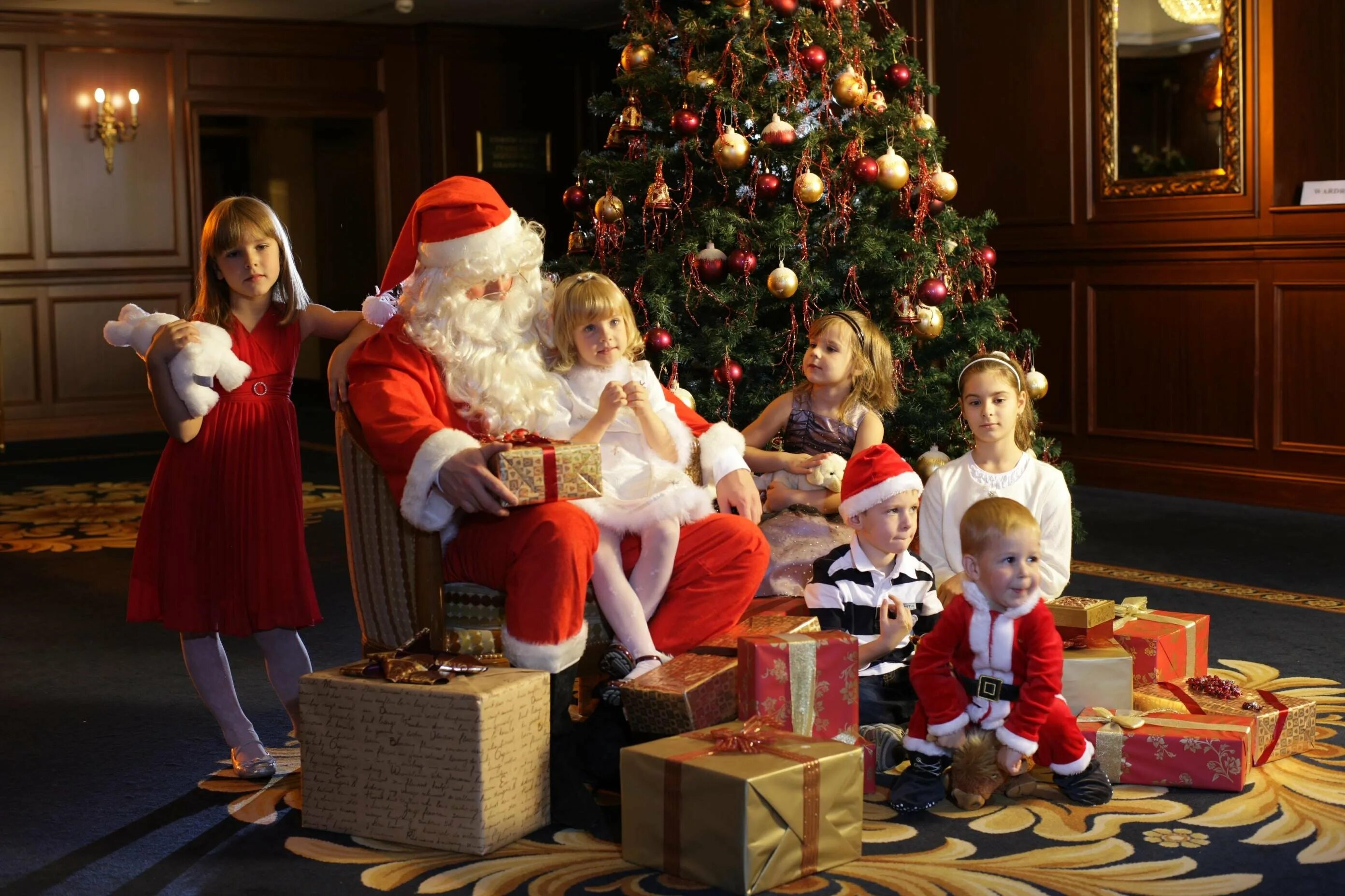 новый год семейный праздник. празднование рождества в германии. новый год наряжаем елку. подарок на рождество в германии детям. новый год семья.