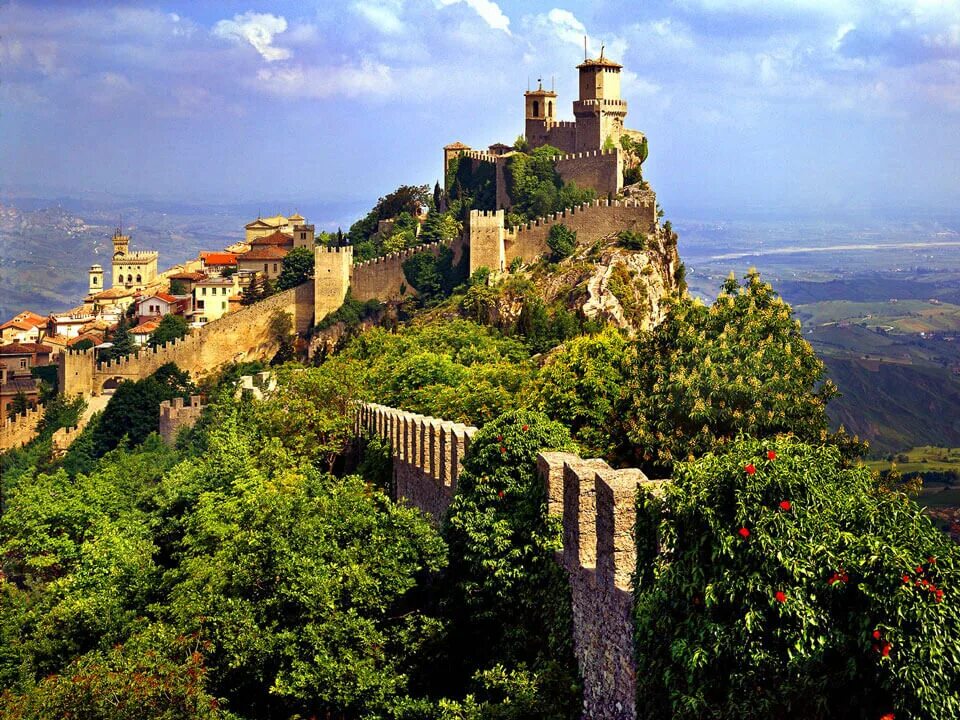 Сан марино европа. Сан Марино гора Монте титано. Сан Марино Италия. Сан Марино столица Италия. San Marino (Сан Марино).