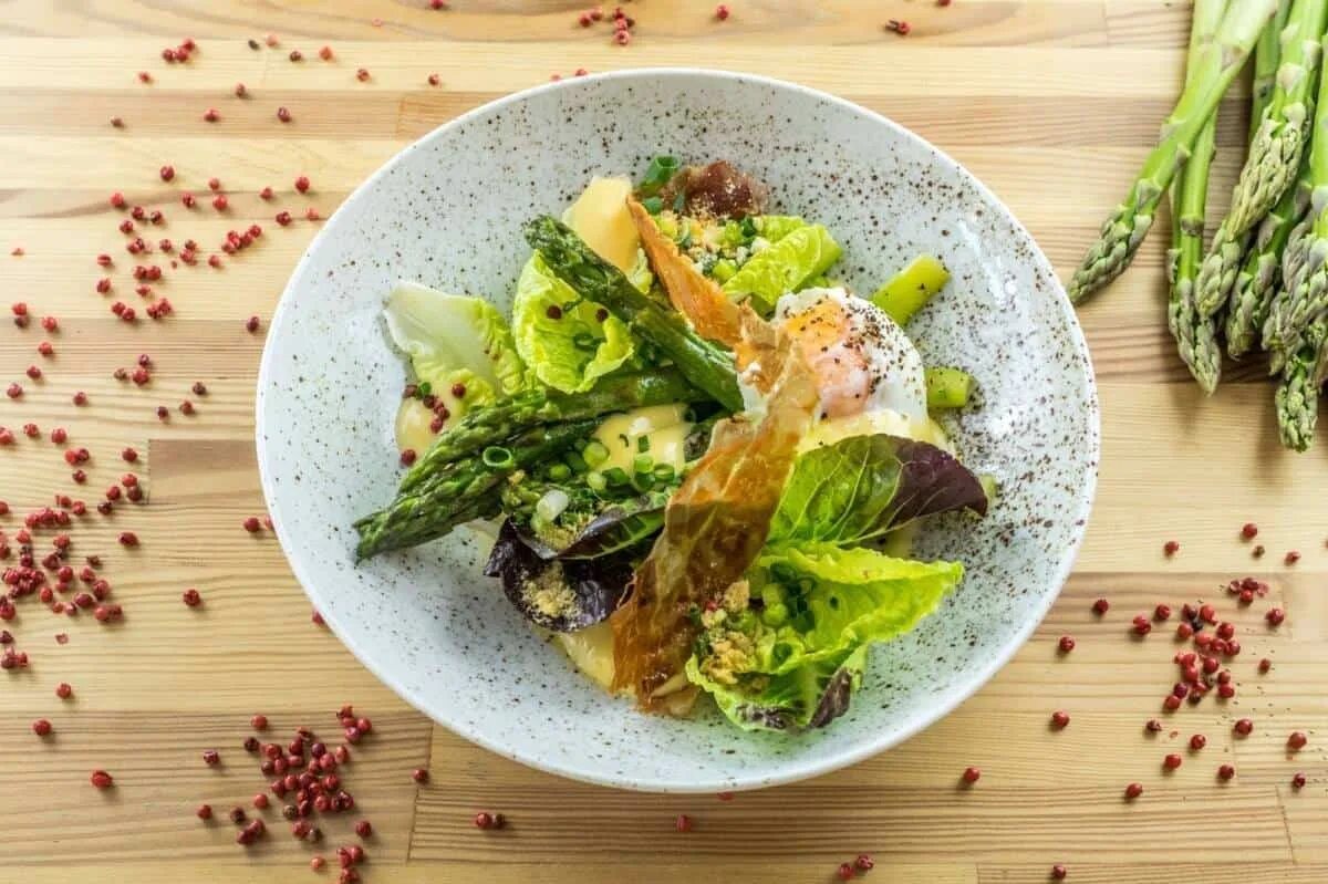 Киноа с зеленью. Блюда с зеленью. Овощи на деревянной тарелке. Зелень для салатов. Блюда из травы.