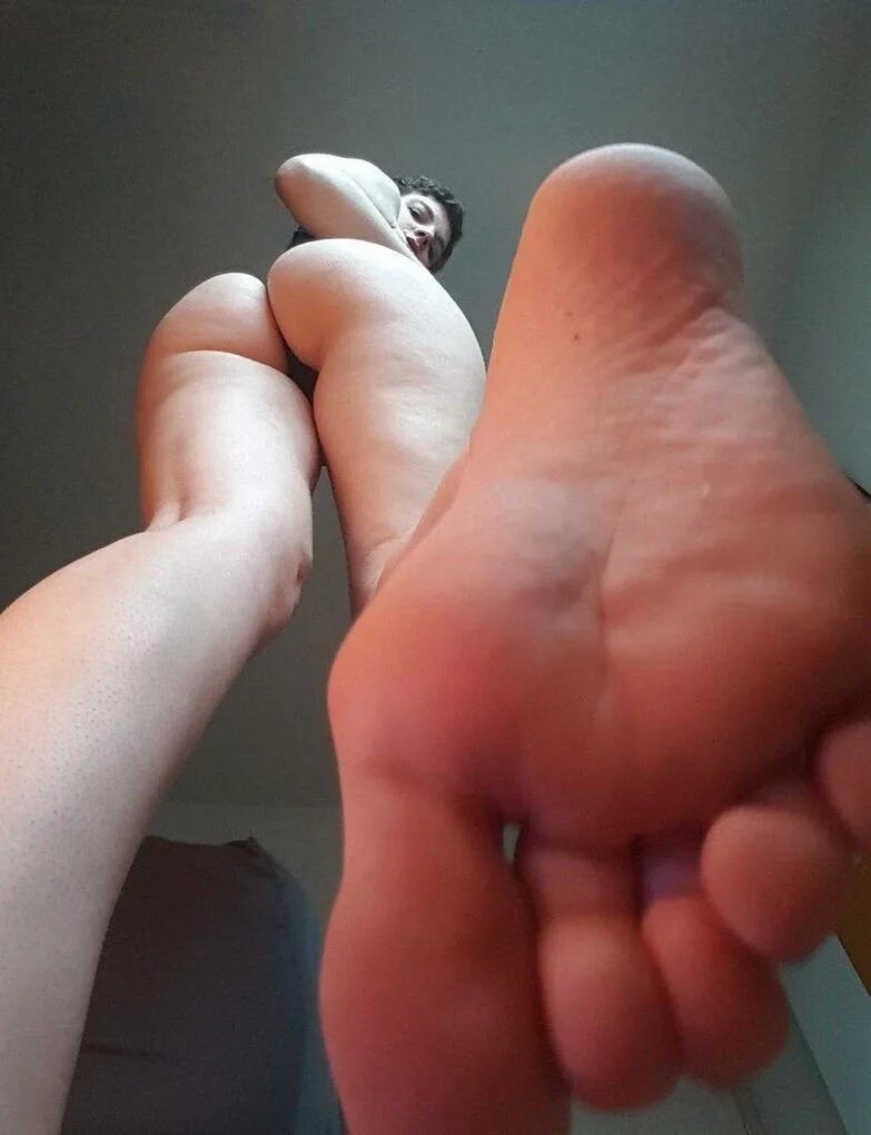 Lick feet pov. Гиантесс Феет. Гиантесс КИД foot. Стопы женские pov.