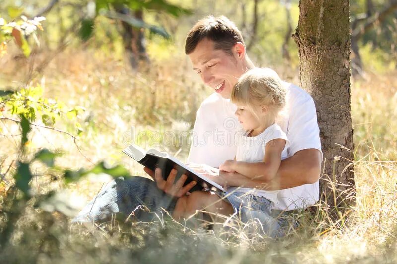 Сын природы читать. Чтение Библии на природе. Семья читает Библию на природе. Фотосессия на природе отец с сыновьями. Человек с Библией на природе.