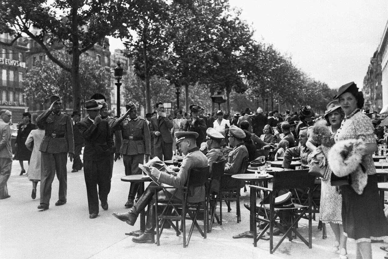 Капитуляция франции во второй. Немецкие солдаты в Париже 1940. Адольф Гитлер в Париже 1940. Оккупация Франции 1940. Оккупированный Париж 1940.