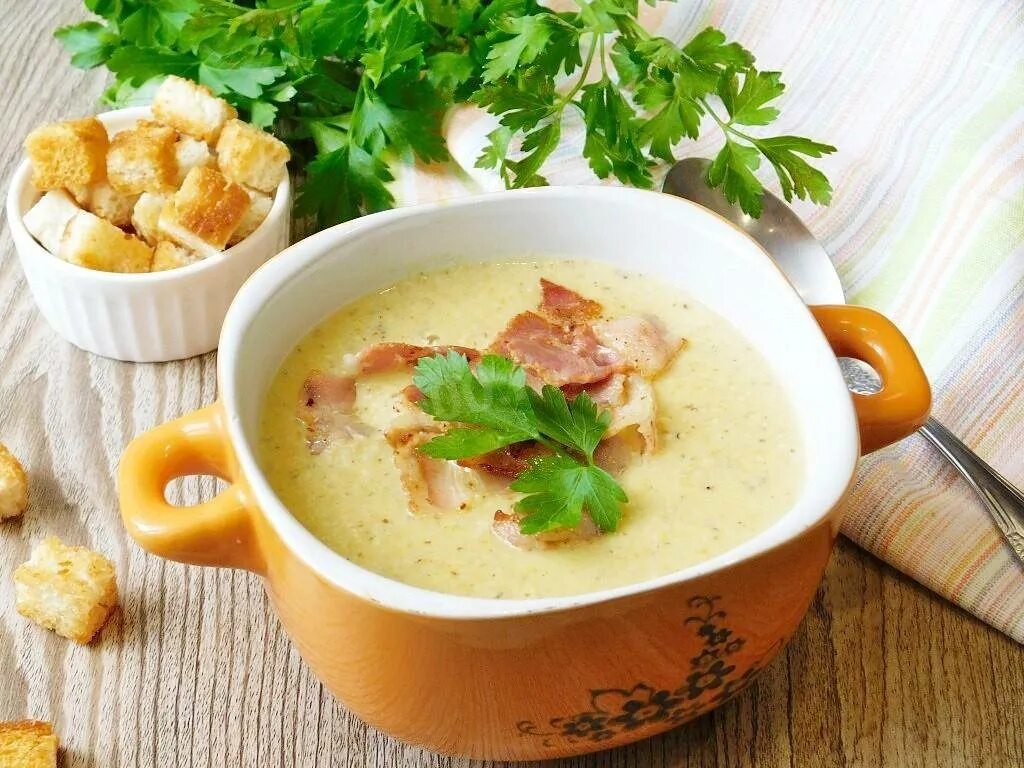Суп пюре картошка курица. Картофельный суп пюре. суп-пюре «гороховый». вишисуаз суп. чечевичный крем суп с сухариками.