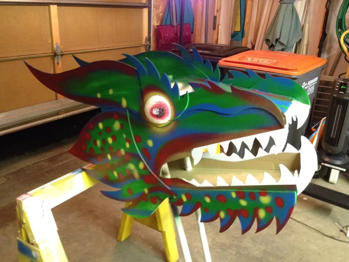 китайский дракон из коробок. сделать дракона из коробок своими руками. голова дракона из коробки. картонная голова дракона. китайский дракон из картона.