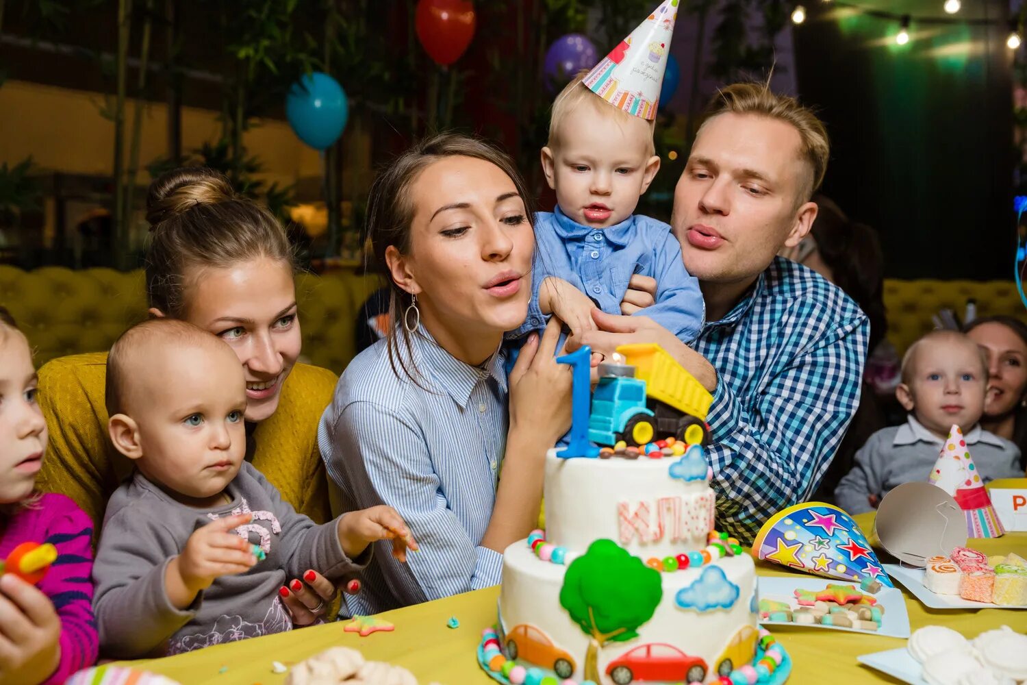 Где отметить день рождения ребенка в красноярске. С днём рождения ребёнку. Детский праздник. Детский праздник в ресторане. Празднование дня рождения ребенка.