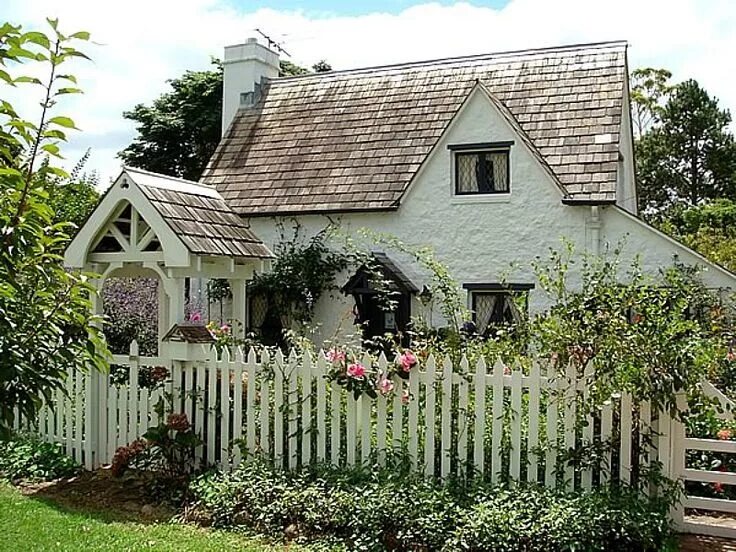 Английские домики с садом каменный Джейн Остен. Палисад Англия. Кантри Хаус Канада. Деревенский дом в английском стиле.