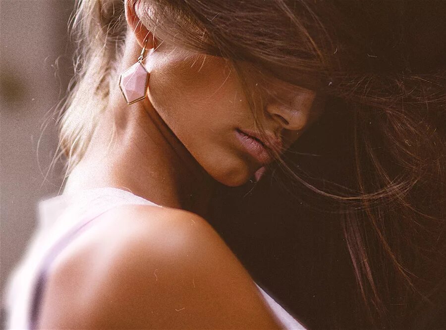 Человек смотрит вниз и влево при разговоре. Фото с опущенными глазами. Девушка опускает глаза при встрече. Девушка с опущенными глазами. Девушка опускает глаза при встрече.