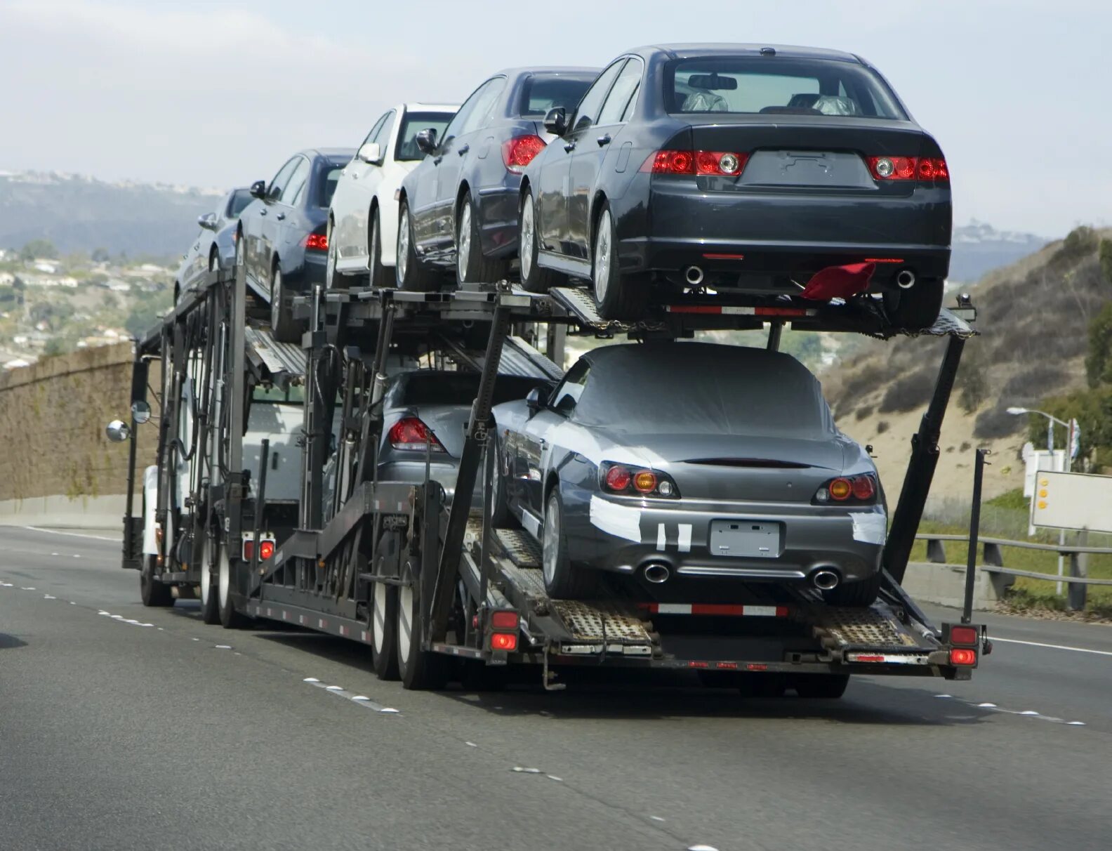 Volvo 400 автовоз. Автовоз Truck Carrier. Новые автомобили на автовозе. Автовоз с японскими машинами. Тачки везет