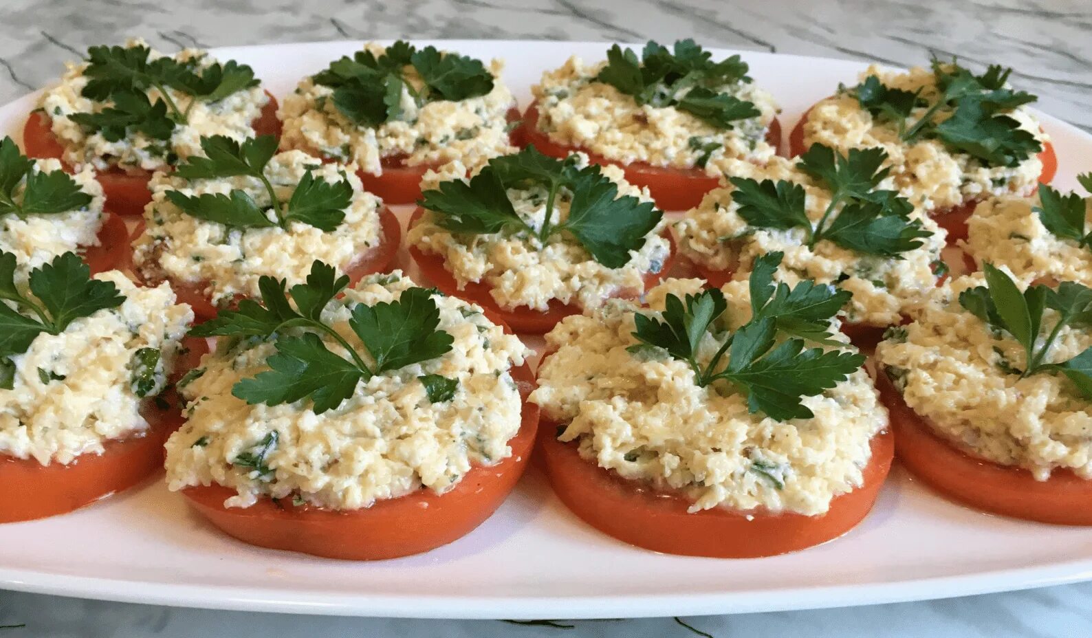 Помидоры сыр чеснок сметана. Закуска с помидорами. Закуска из помидор и сыра. Помидоры с сыром и чесноком. Закуска помидоры с сыром.