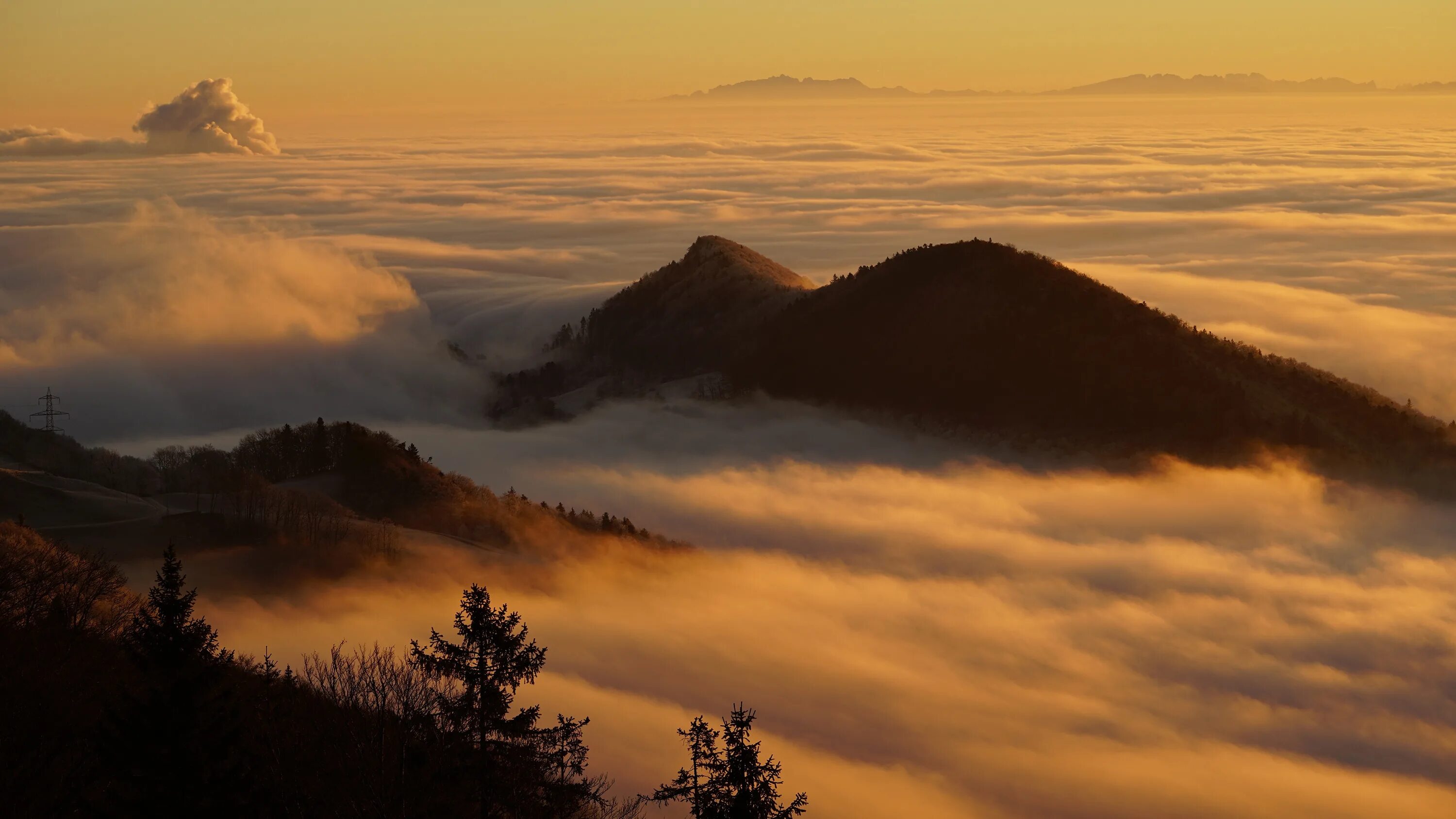 Над горой стоит туман. Над горой стоит туман. Над горой стоит туман. Горы в облаках. Горы в облаках.