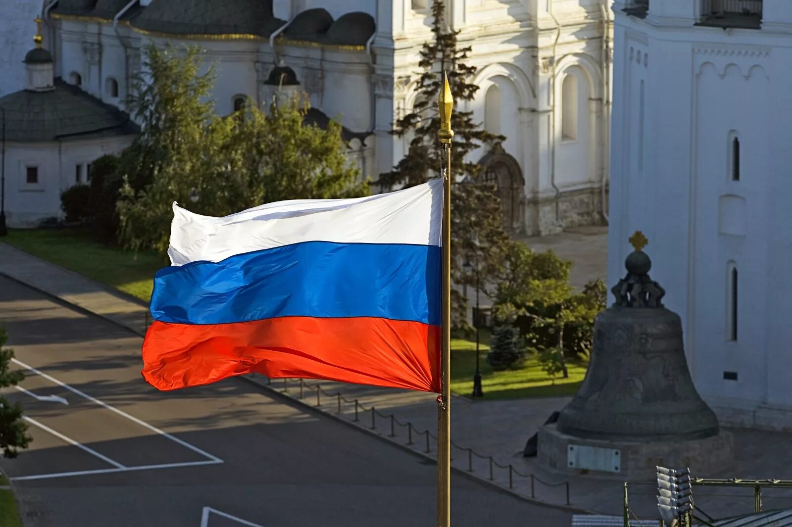 Фото государственного флага. Флаг российский. Флаг на здании. Кремль флаг. Красивый российский флаг.