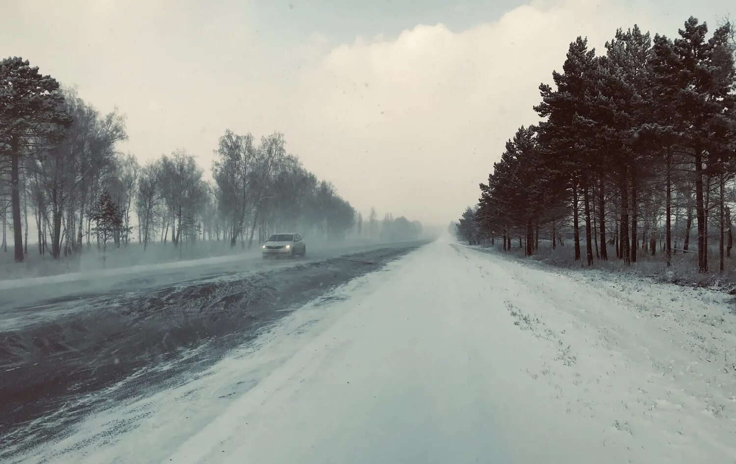 Снег на дороге. Метель на дороге. Снежный накат. Небольшой снег