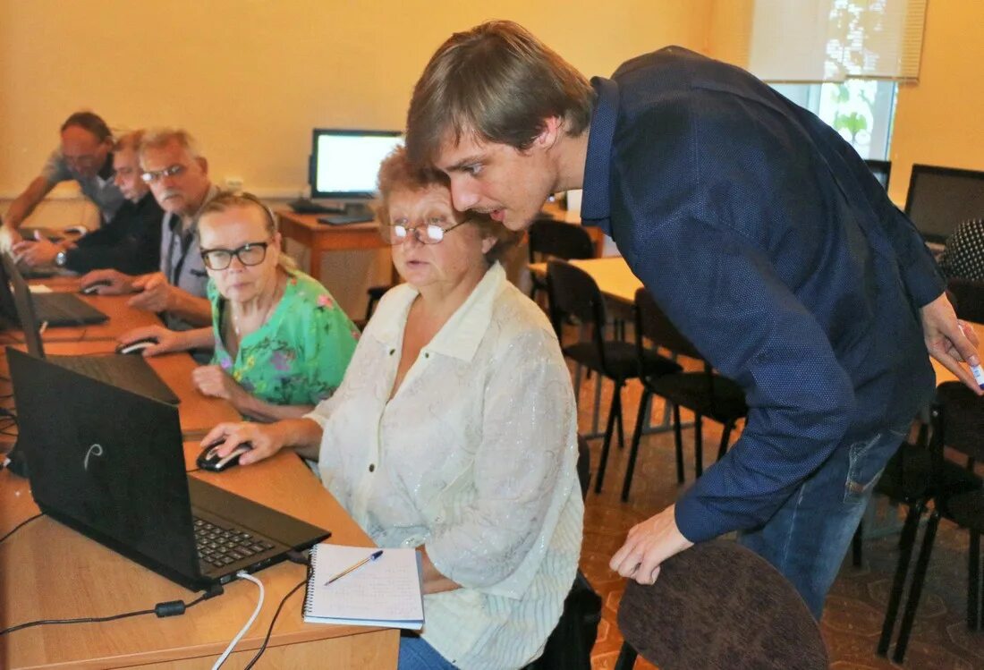 Компьютерная грамотность дополнительное образование. Компьютерная грамотность. компьютерная грамотность для пенсионеров. урок компьютерной грамотности для пенсионеров. курсы компьютерной грамотности для пенсионеров.