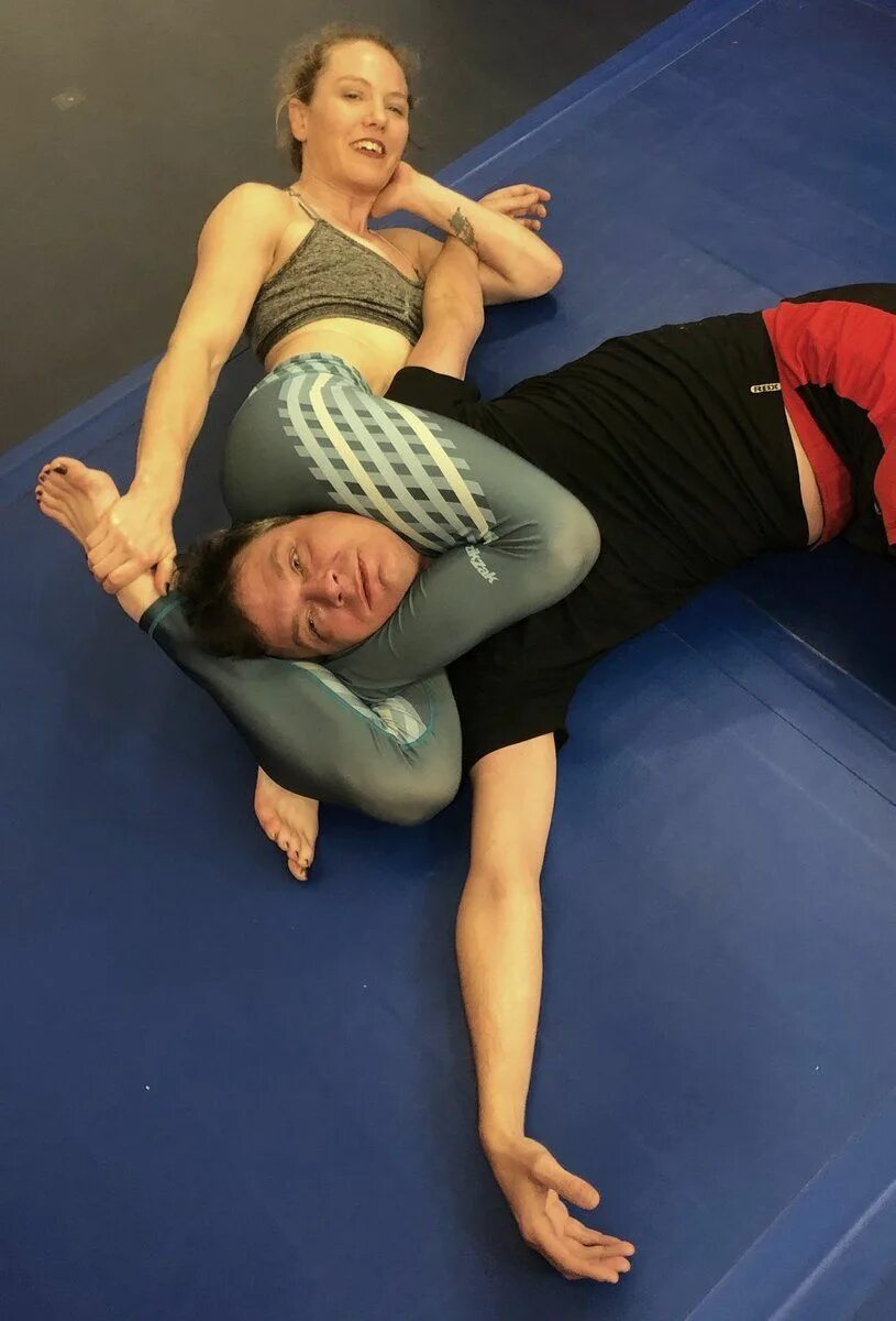 Девушка душит парня ногами. Удушающий ногами. headscissors треугольник.