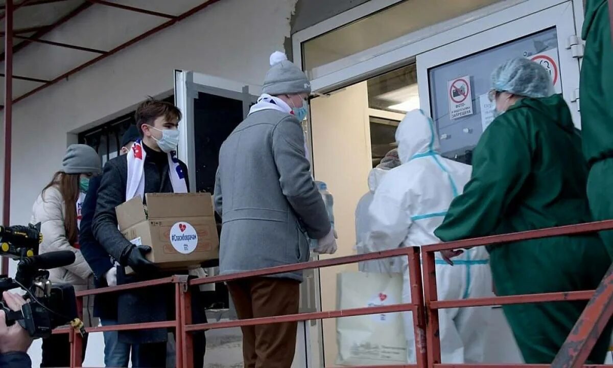 Помощи мобилизованным от работодателя. Мобилизованные помогают людям. помощь мобилизованным врач. москва единый пункт набора добровольцев очередь к врачу фото. помощь мобилизованным фото.