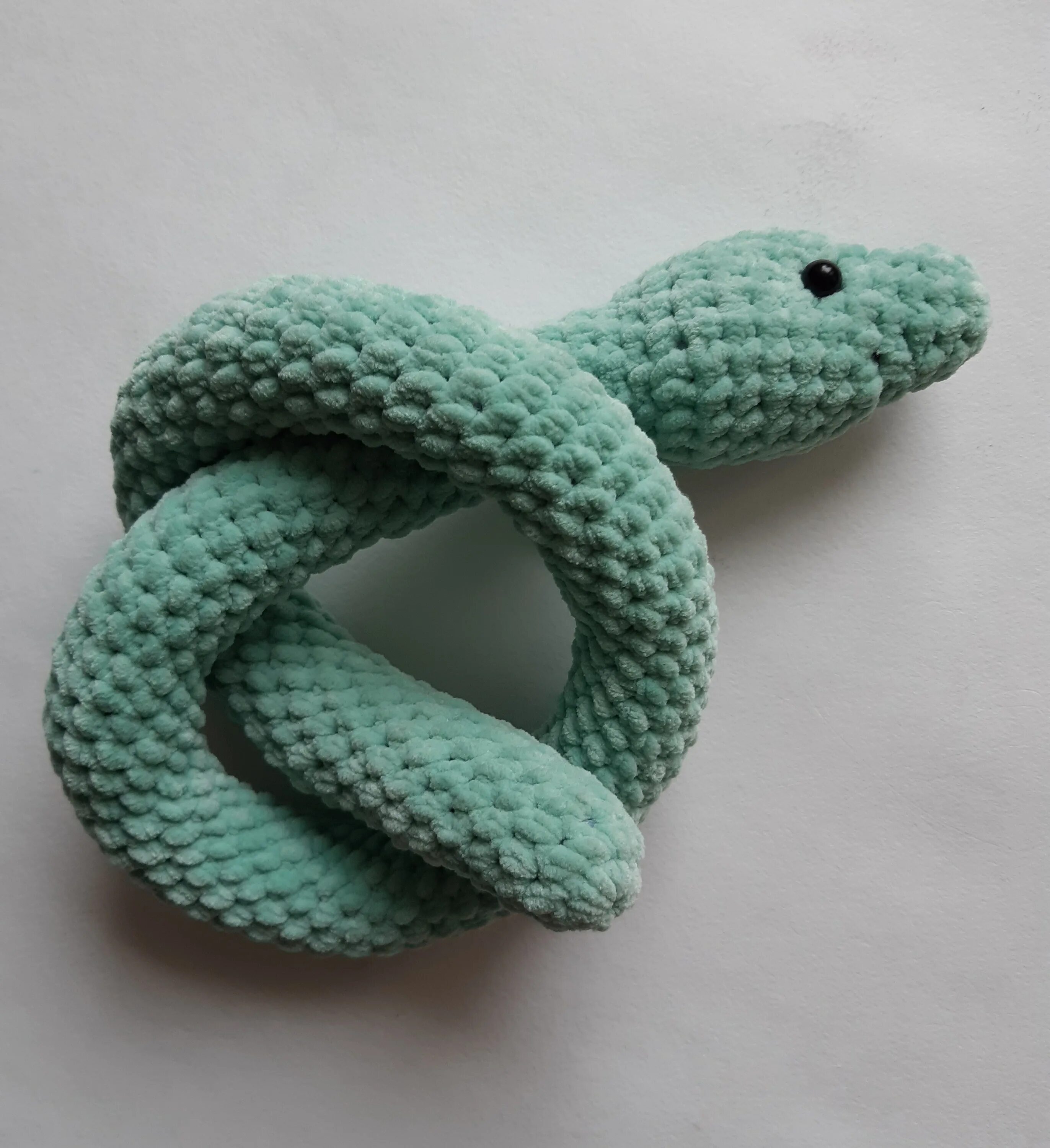 Вязаная плюшевая змея. Плюшевая змея связать. Змея из плюшевой пряжи. Плюшевая змея связать. Вязаная плюшевая змейка.