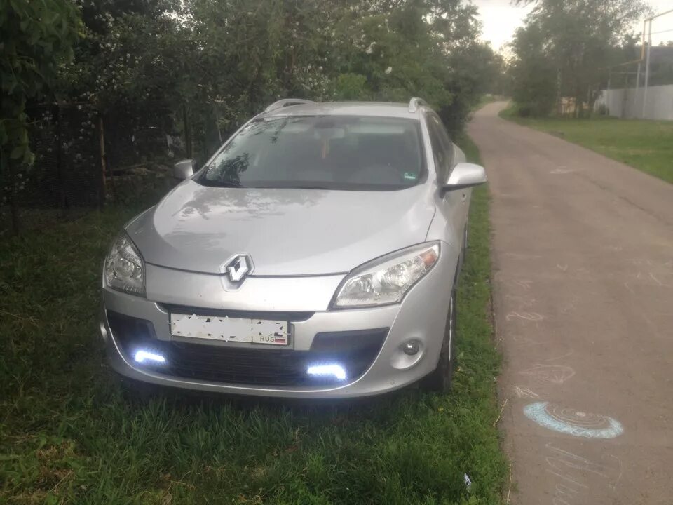 Дхо рено меган 3. ДХО Renault Megane 3. Ходовые огни Рено Меган. Ходовые огни Рено Меган 3. Дневные ходовые огни Рено Меган 3.