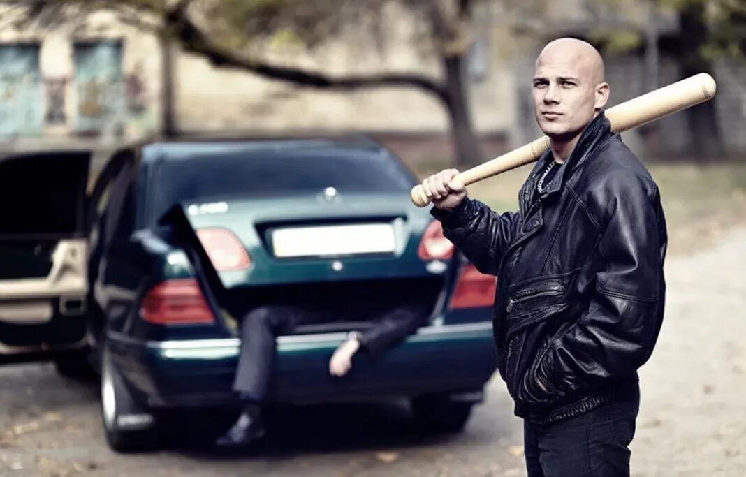 Московские мемы. Пацаны шутить не будут всю. Не умеешь шутить мем. Бандит с битой. Люди которые не умеют шутить картинки.