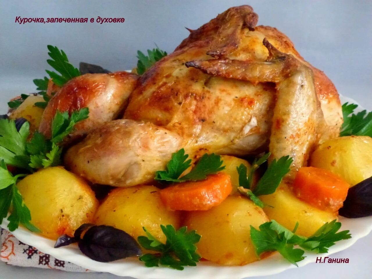 Курица запеченная с морковью. Курица с овощами в духовке. курица запеченная с овощами в духовке. курочка с овощами в дух. запеченная курочка с овощами.