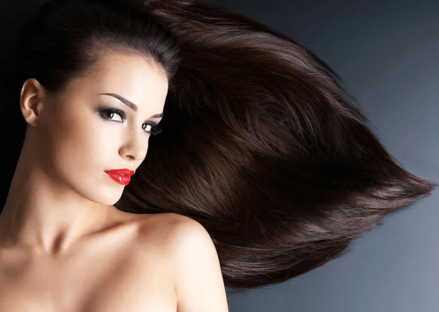 про женские волосы. густые роскошные волосы. женщина с красивыми волосами. красивые волосы. красивые ухоженные волосы.