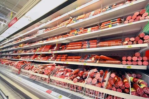 Ассортимент колбасы в магазине