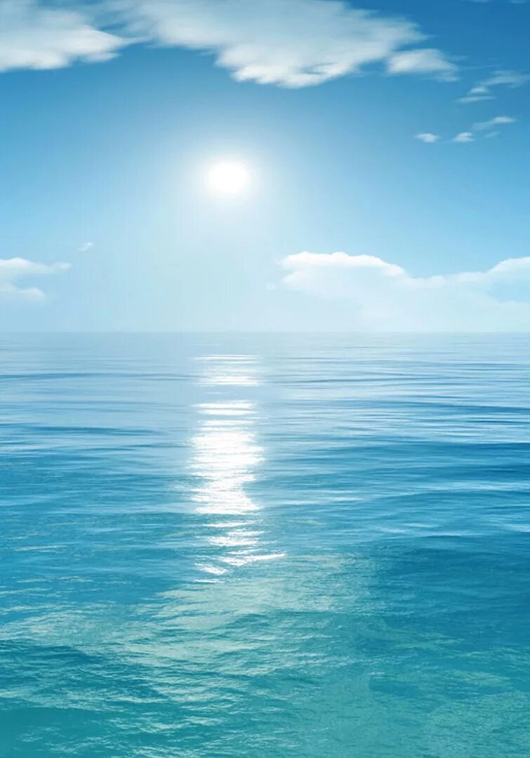 Голубая солнечная вода. Море. Спокойное море. Красивое море. Море и небо.